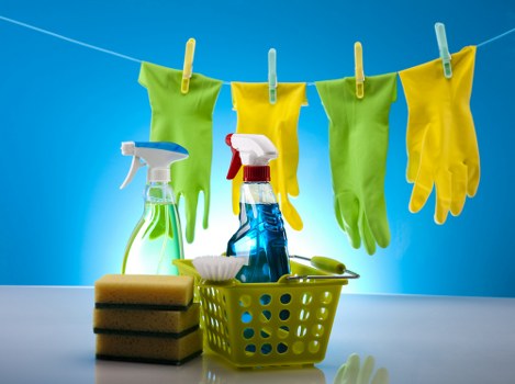 Detailed bathroom cleaning during end of tenancy cleaning in EC2